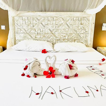 ワタム Nyumba Ya Afrika Bed & Breakfast エクステリア 写真