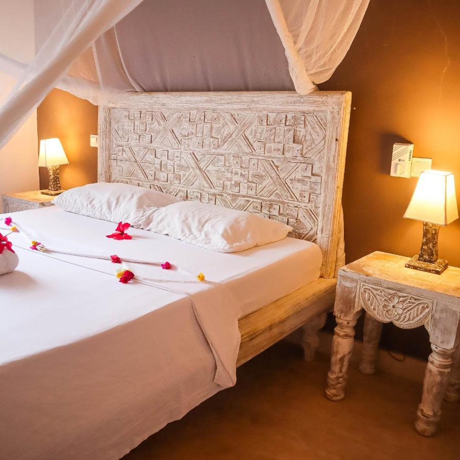 ワタム Nyumba Ya Afrika Bed & Breakfast エクステリア 写真