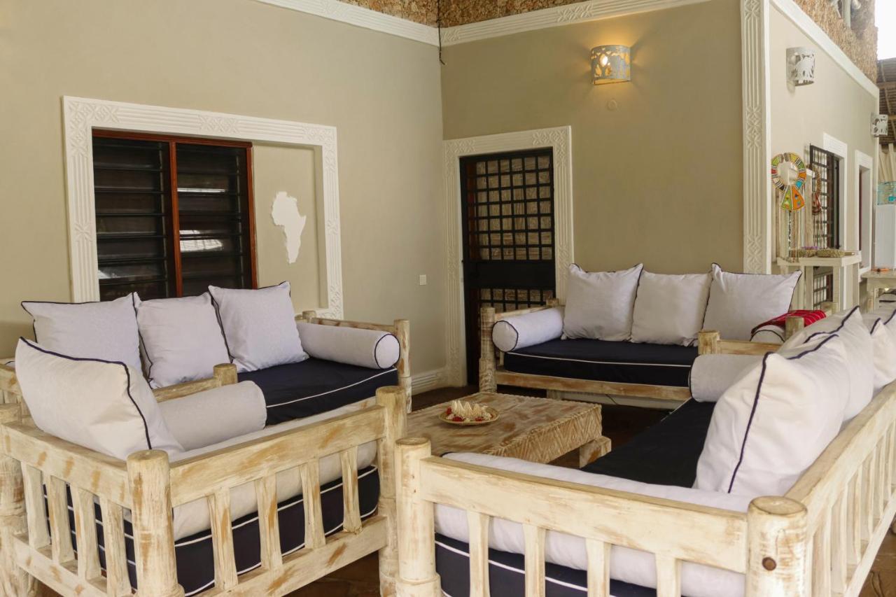 ワタム Nyumba Ya Afrika Bed & Breakfast エクステリア 写真