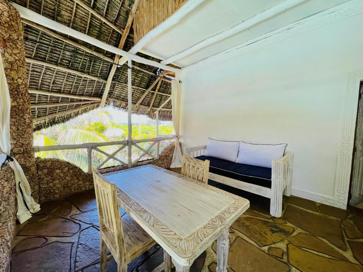 ワタム Nyumba Ya Afrika Bed & Breakfast エクステリア 写真