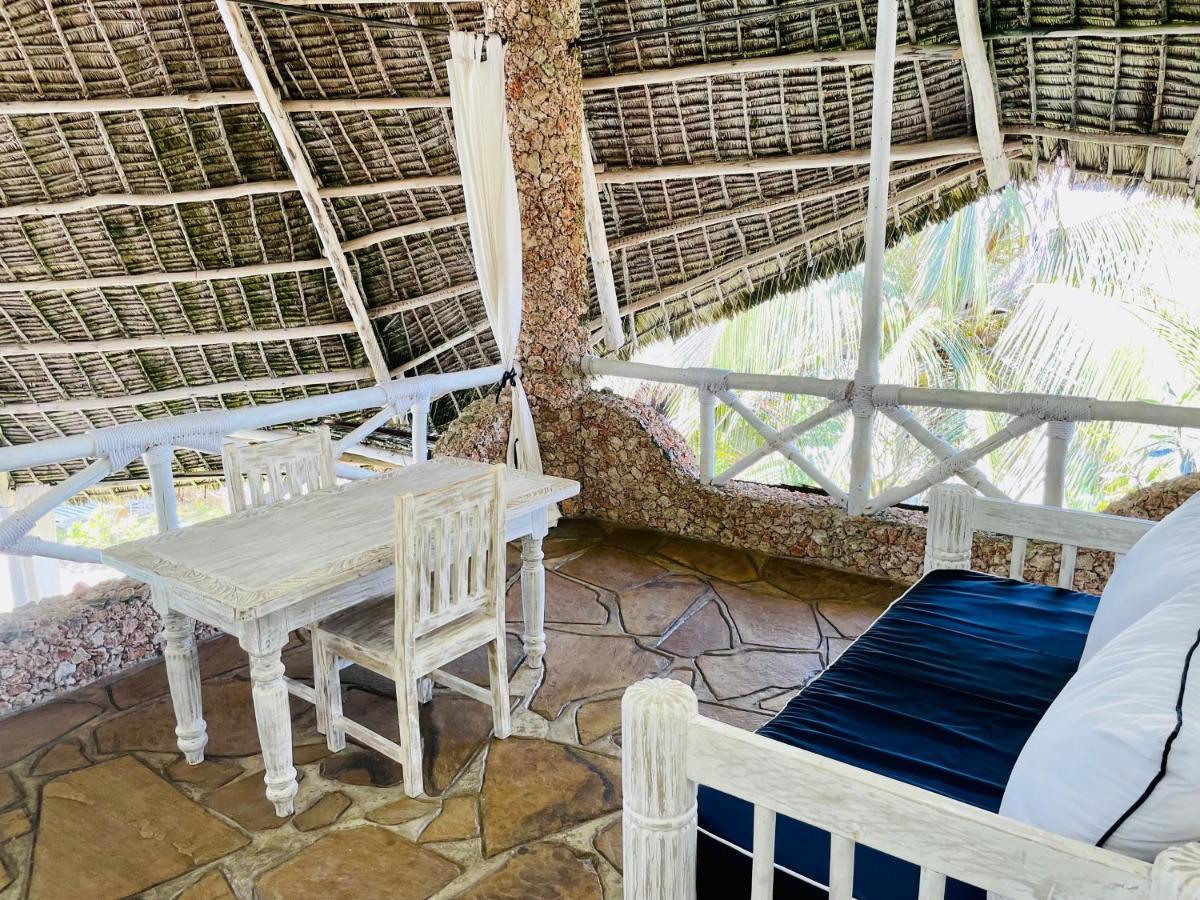 ワタム Nyumba Ya Afrika Bed & Breakfast エクステリア 写真