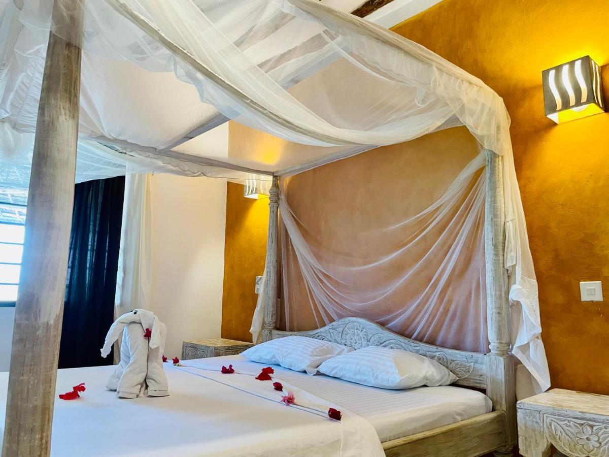 ワタム Nyumba Ya Afrika Bed & Breakfast エクステリア 写真