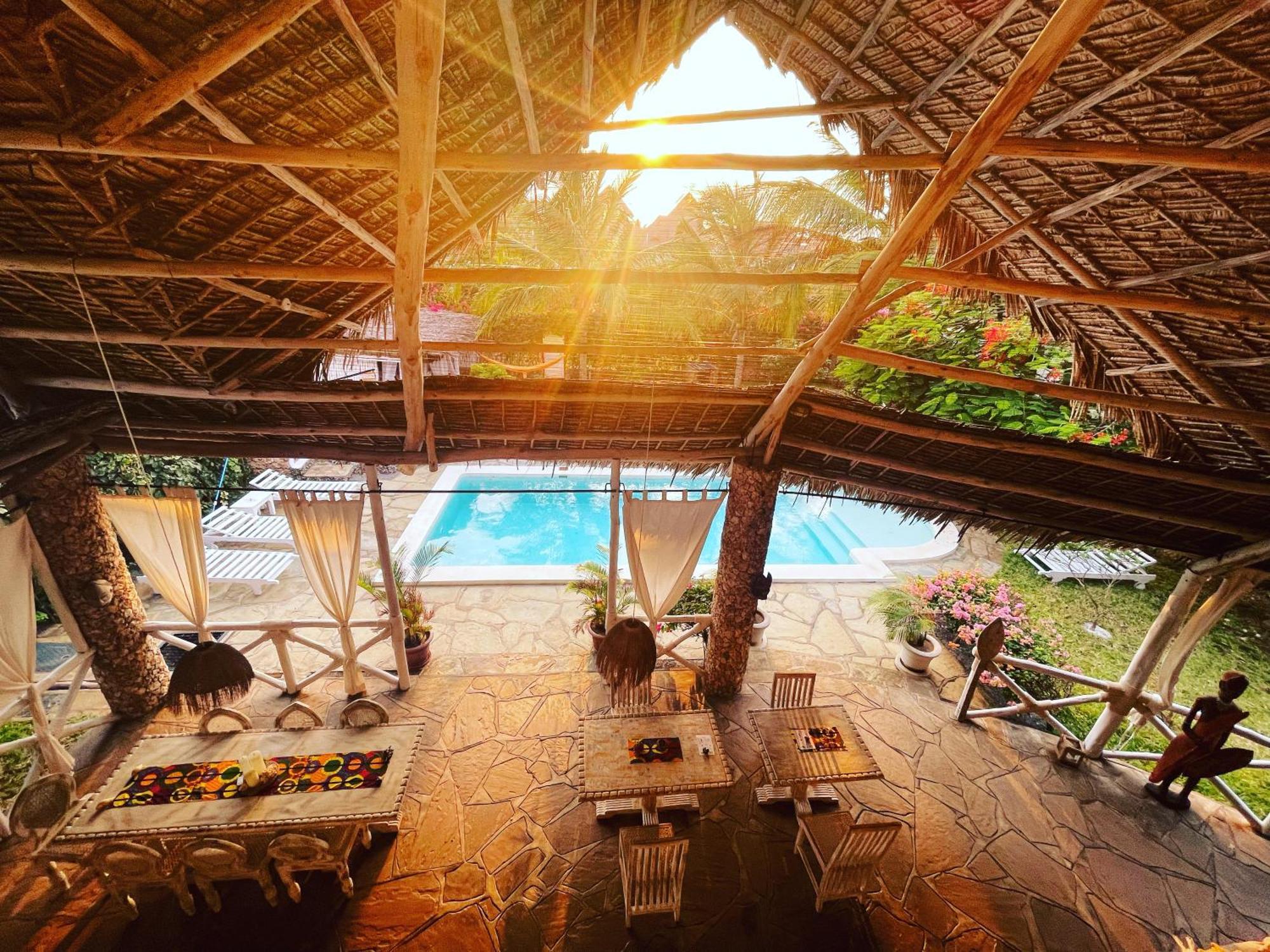 ワタム Nyumba Ya Afrika Bed & Breakfast エクステリア 写真