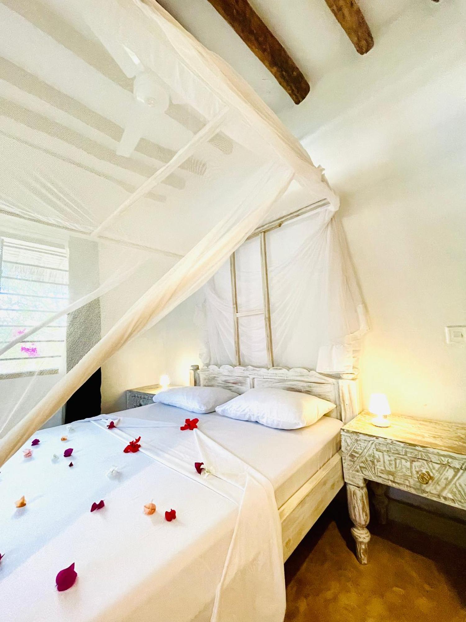 ワタム Nyumba Ya Afrika Bed & Breakfast エクステリア 写真