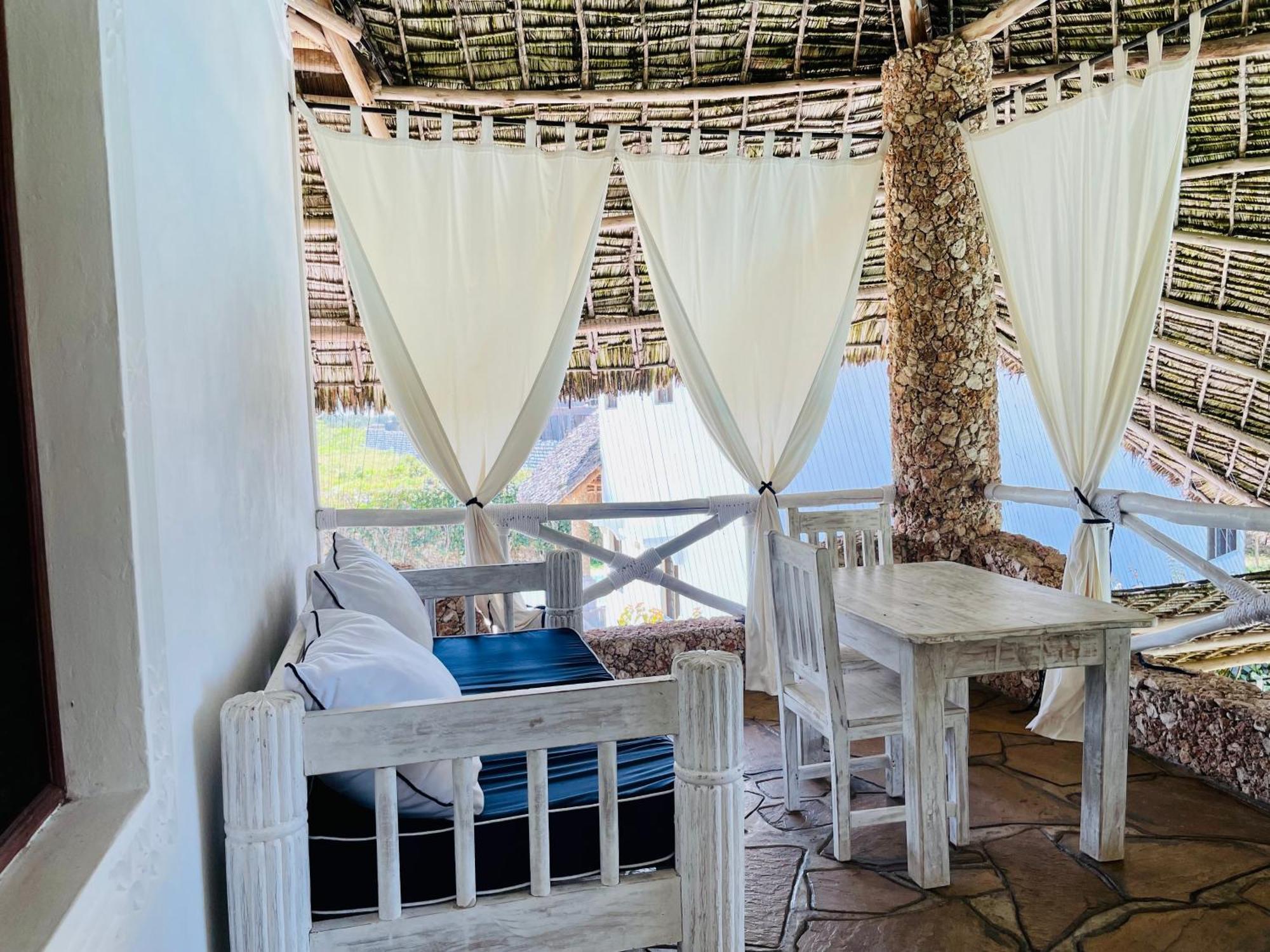 ワタム Nyumba Ya Afrika Bed & Breakfast エクステリア 写真