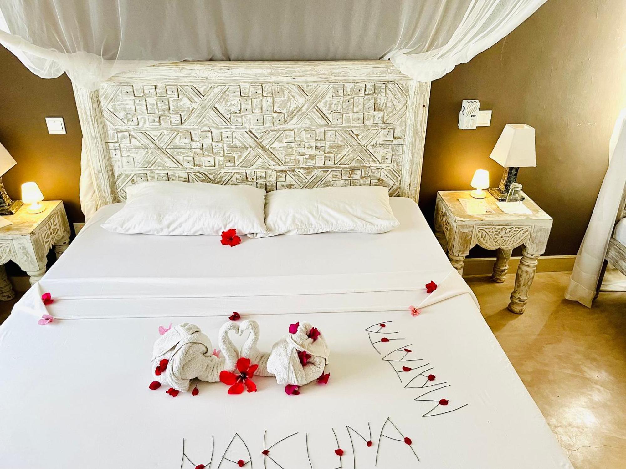 ワタム Nyumba Ya Afrika Bed & Breakfast エクステリア 写真