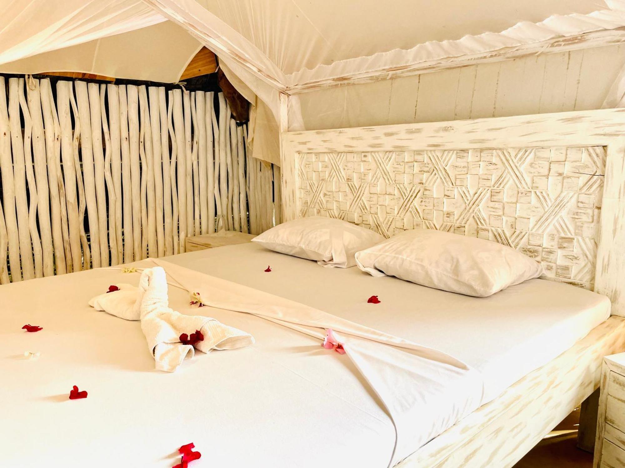 ワタム Nyumba Ya Afrika Bed & Breakfast エクステリア 写真