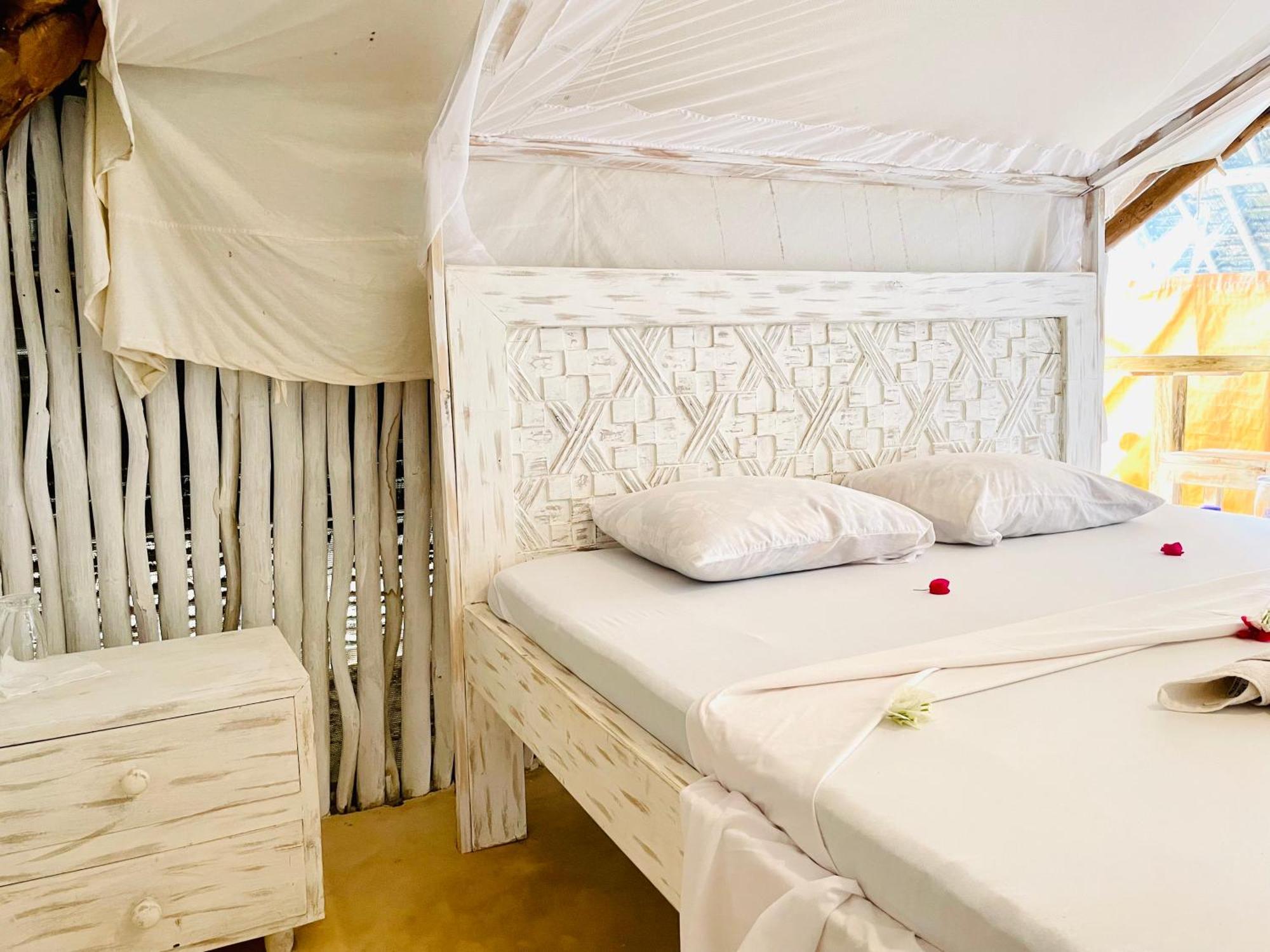 ワタム Nyumba Ya Afrika Bed & Breakfast エクステリア 写真