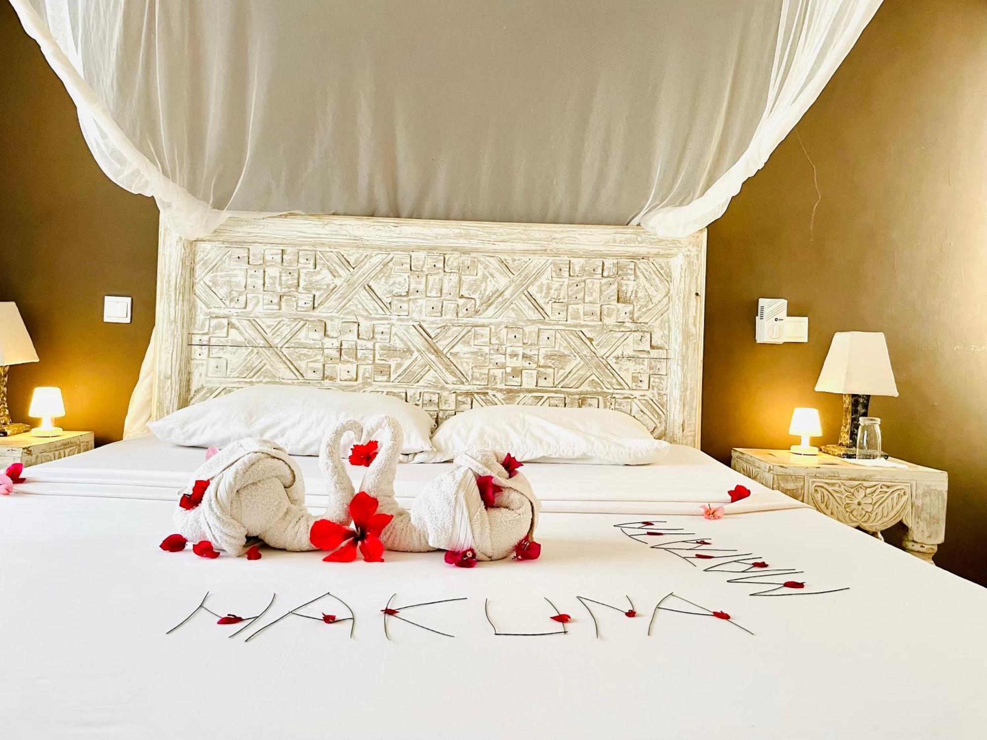 ワタム Nyumba Ya Afrika Bed & Breakfast エクステリア 写真