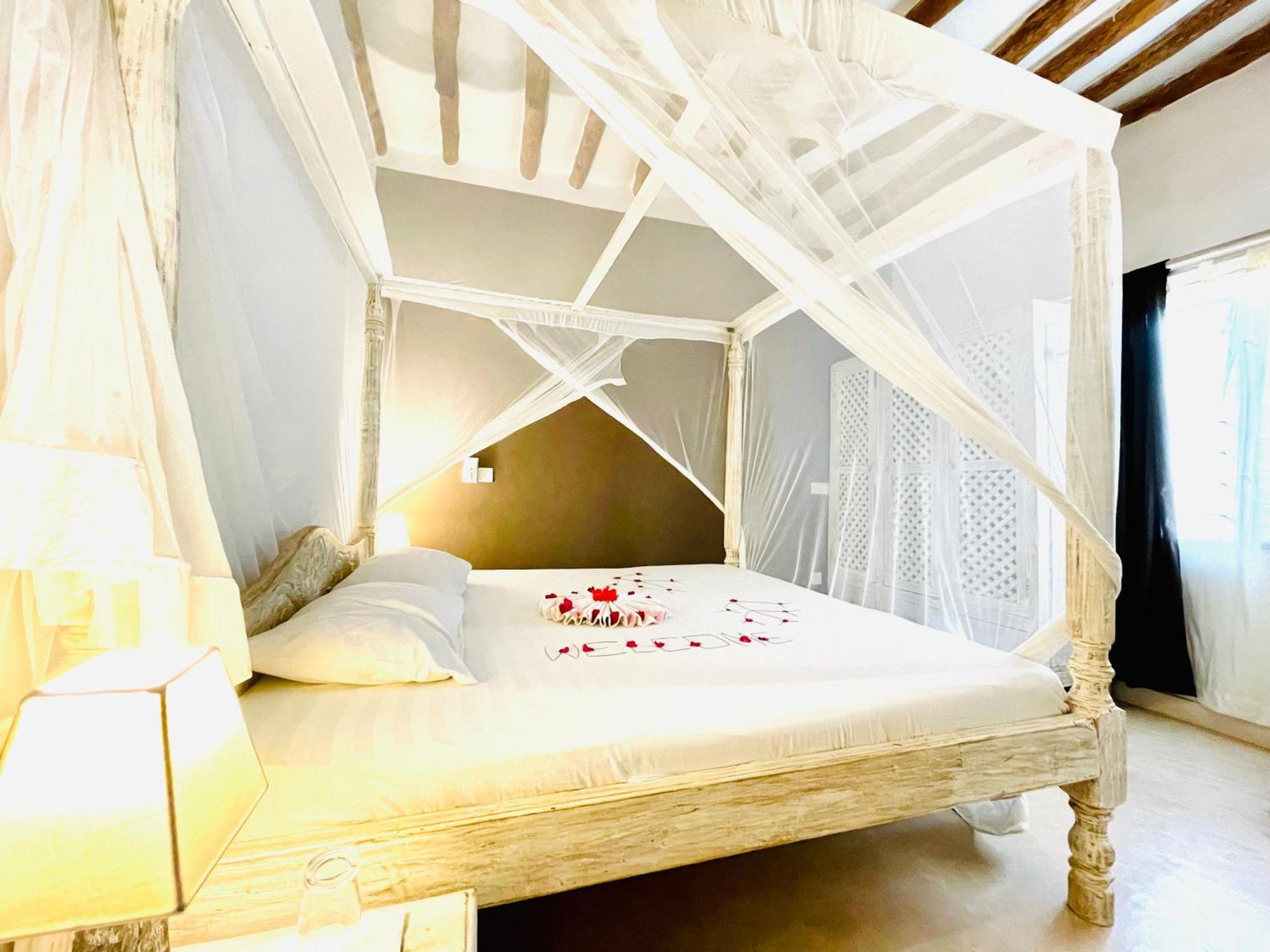 ワタム Nyumba Ya Afrika Bed & Breakfast エクステリア 写真