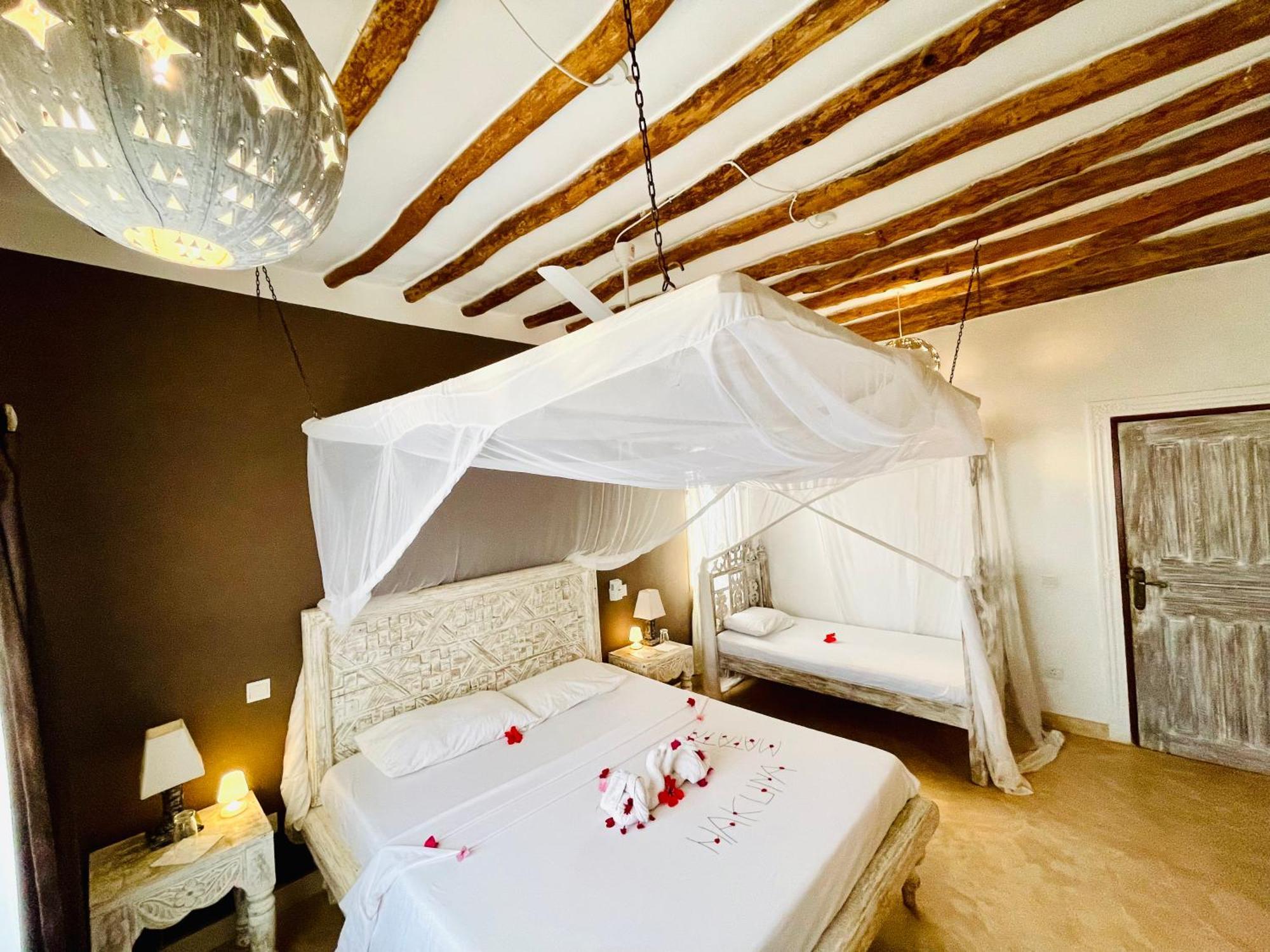 ワタム Nyumba Ya Afrika Bed & Breakfast エクステリア 写真