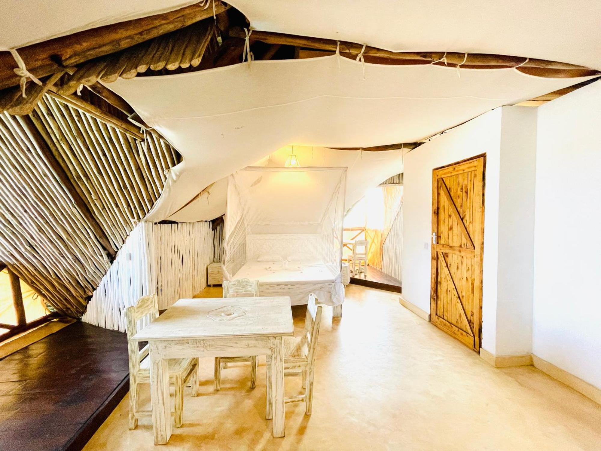 ワタム Nyumba Ya Afrika Bed & Breakfast エクステリア 写真
