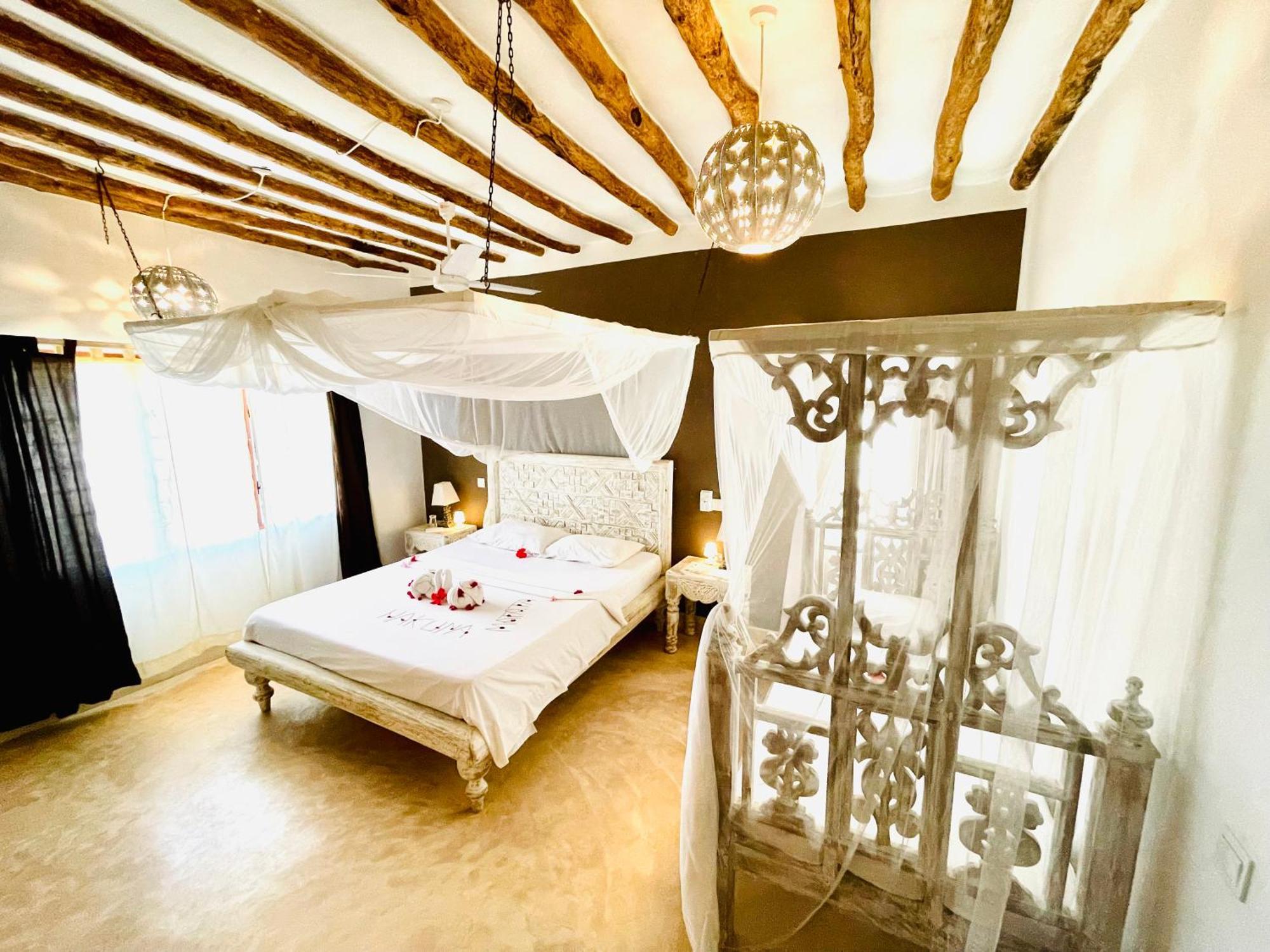 ワタム Nyumba Ya Afrika Bed & Breakfast エクステリア 写真