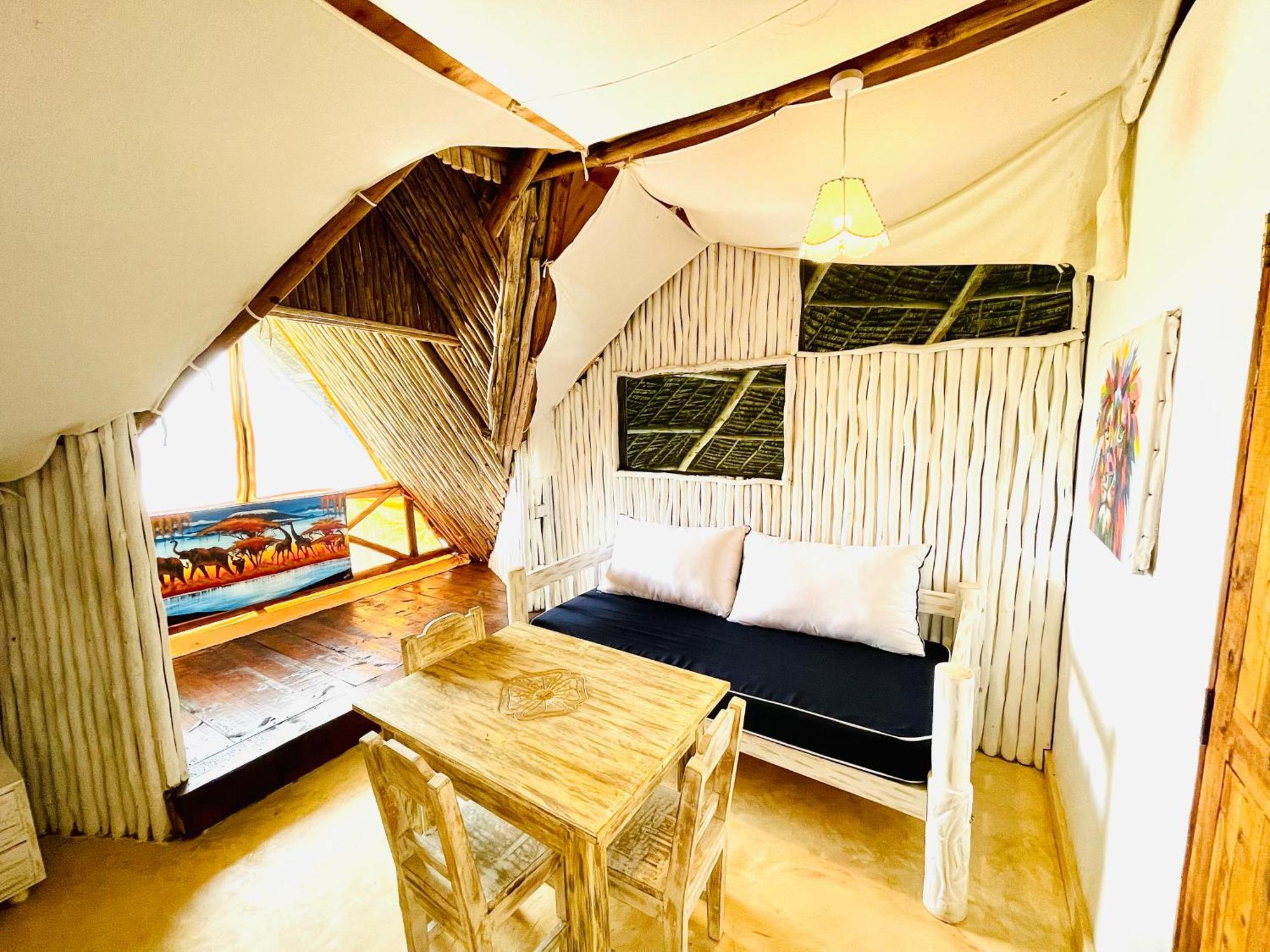 ワタム Nyumba Ya Afrika Bed & Breakfast エクステリア 写真